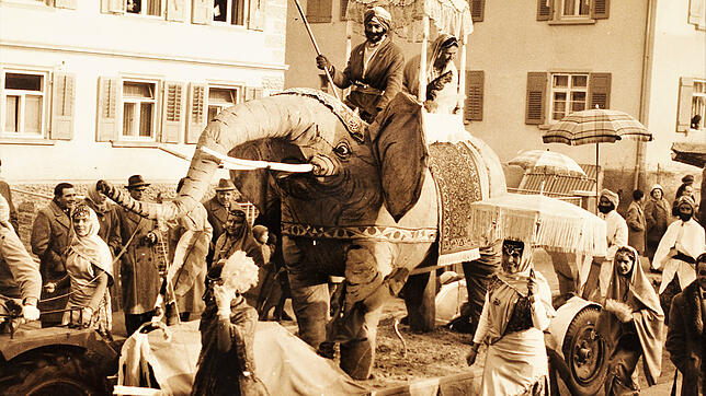 Ein besonders prächtiger Wagen aus dem Fasnetsumzug 1959: Die Maharani von Eschnapur paradiert auf ihrem Elefanten mit ihrem Hofstaat ...