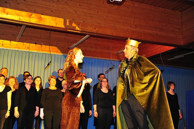 König Saul (Helmut Böhler) im Gespräch mit seiner Tochter Michal (Sara Keilbach).