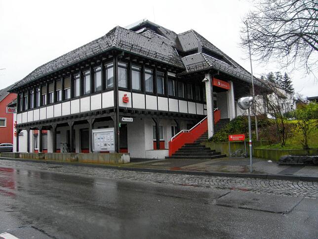 Eine neue Variante gibt es bei der künftigen Nutzung des Grundstücks, auf dem das alte Gasthaus Adler steht. Nun wollen die Gemeinde und ...