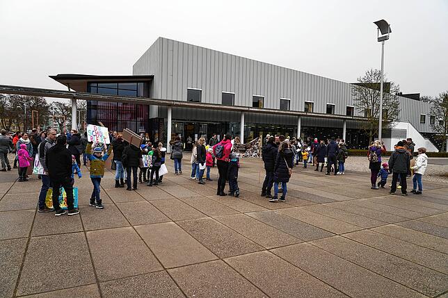 Auf dem Platz vor der Halle wird es voller.