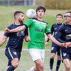 Der Fc Gutmadingen (Philipp Wehrle, links, und Clemens Vöckt) und der FC Furtwangen (Anto Tavic) trennten sich in einer ausgeglichenen ...