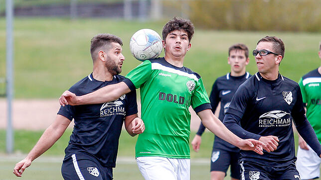 Der Fc Gutmadingen (Philipp Wehrle, links, und Clemens Vöckt) und der FC Furtwangen (Anto Tavic) trennten sich in einer ausgeglichenen ...
