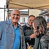 Christian R. Frauenknecht umringt von Besucherinnen und Besuchern bei der Eröffnung des neuen Eisenbahnarchivs in Etzwilen.