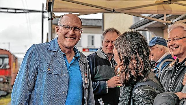 Christian R. Frauenknecht umringt von Besucherinnen und Besuchern bei der Eröffnung des neuen Eisenbahnarchivs in Etzwilen.