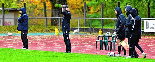 Zum Haare raufen: Trainer Urs Keser (Mitte) war nach dem 1:2 der SG FC Wehr/Brennet gegen den TuS Efringen-Kirchen restlos bedient.