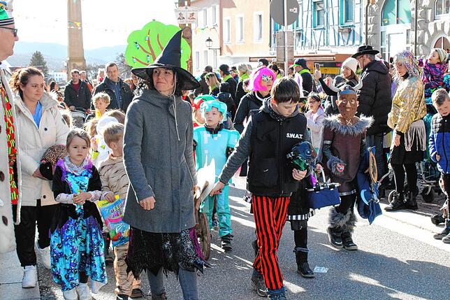 Bild 32: Kinderumzug und Setzen des Kindernarrenbaums in Stockach (Teil 1)