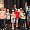 Die Zukunft der Owinger Feuerwehr: die Kindergruppe „Feuerdrachen“ mit Bürgermeister Hendrik Wengert und Gruppenleiter Michael Steurer. ...