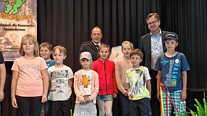 Die Zukunft der Owinger Feuerwehr: die Kindergruppe „Feuerdrachen“ mit Bürgermeister Hendrik Wengert und Gruppenleiter Michael Steurer. ...