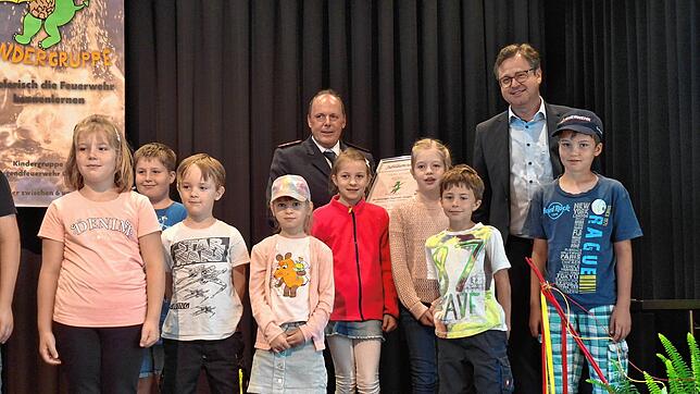 Die Zukunft der Owinger Feuerwehr: die Kindergruppe „Feuerdrachen“ mit Bürgermeister Hendrik Wengert und Gruppenleiter Michael Steurer. ...