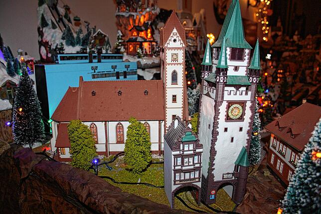 In das Ensemble der zahlreichen Gebäude hat Pater Roman auch das Martinstor und die Herz Jesu Kirche in Freiburg integriert.