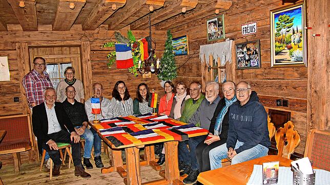 Die Mitglieder der Fréjus-Familie: von rechts Vorsitzender Nikolaus Arnold, Beirätin Gabriele Leroy, Rudi Schneider, Ewald Dold, ...