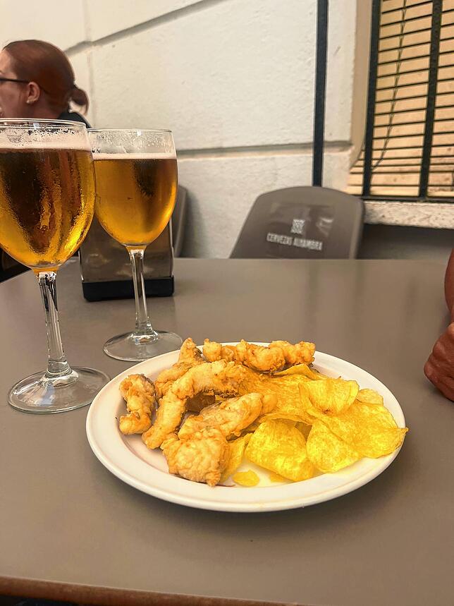 Was bleibt einem auch anderes übrig, als abzuwarten? Stromlos, aber nicht freudlos: Der Schankhahn läuft, ein paar Tapas finden trotzdem ...