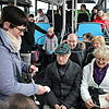 Martina Wiemer verteilt im Stadtbus Fahrkarten an SPD-Mitglieder. Bild: Guy Simon