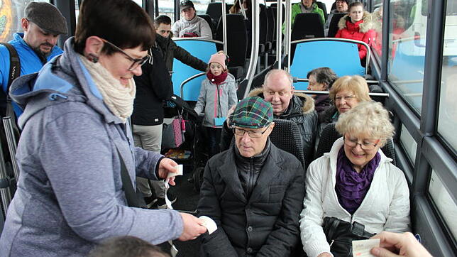 Martina Wiemer verteilt im Stadtbus Fahrkarten an SPD-Mitglieder. Bild: Guy Simon