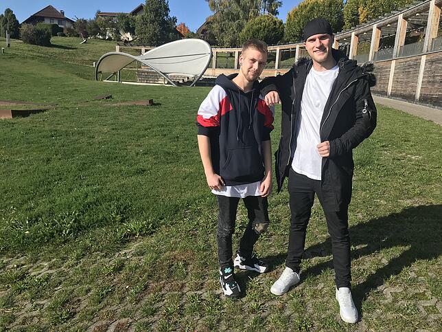Phillip Lemanski (links) und Danny Fechtig im Kurgarten in Grafenhausen.