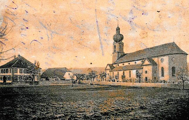Die Pfarrkirche St. Martin vor dem Umbau 1910/11: Links das Pfarrhaus, daneben die alte Pfarrscheuer, wo in der Feudalzeit der Zehnte ...