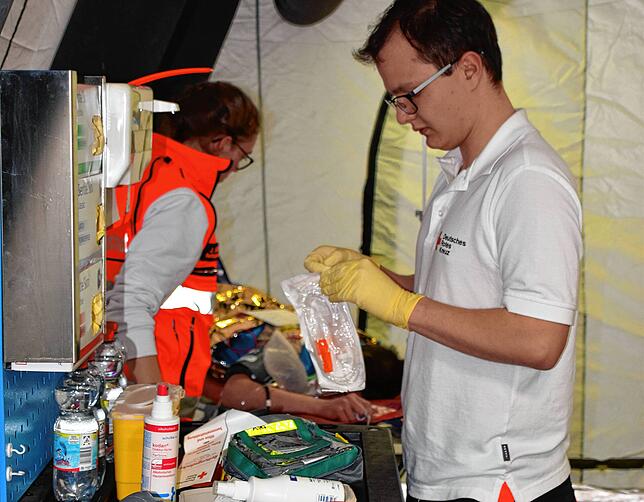 Rettungssanitäter Johannes Zeiser bereitet eine Infusion vor.