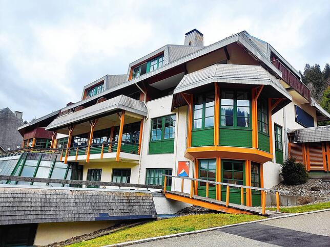 In dem von Landratsamt als Gemeinschaftsunterkunft genutzten ehemaligen Hotel „Fünf Jahreszeiten“ in Todtmoos wurde eine ...