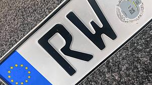 RW für Rottweil: ein ungültig gemachtes Autokennzeichen aus dem Kreis Rottweil (Symbolbild). Schon kurz nach dem Start der ...