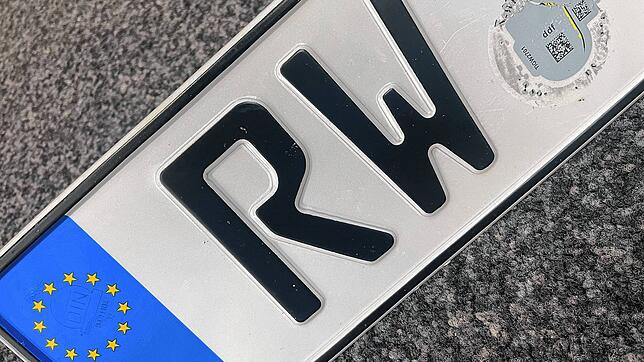 RW für Rottweil: ein ungültig gemachtes Autokennzeichen aus dem Kreis Rottweil (Symbolbild). Schon kurz nach dem Start der ...
