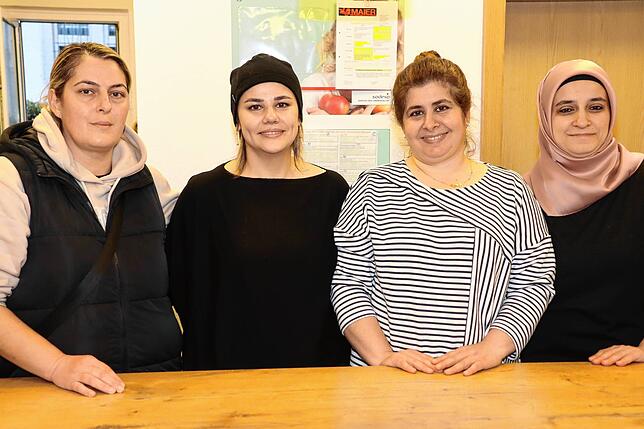 Sie arbeiten gern im Team für das gesunde Frühstück im Familienzentrum St. Nikolaus: (von links) Narmina Bayramova Samandarov, Esra ...