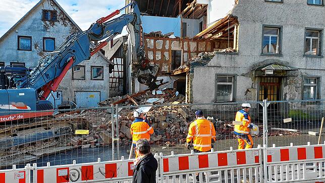 Immer wieder werfen Passanten neugierige Blicke auf die Abrissbaustelle oder bleiben sogar gleich für mehrere Minuten stehen.