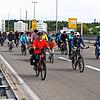 Das gibt‘s sonst nie: Für die grenzüberschreitende Radtour sind ausnahmsweise die Auto-Fahrspuren für die vielen Teilnehmer des ...