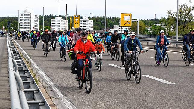 Das gibt‘s sonst nie: Für die grenzüberschreitende Radtour sind ausnahmsweise die Auto-Fahrspuren für die vielen Teilnehmer des ...