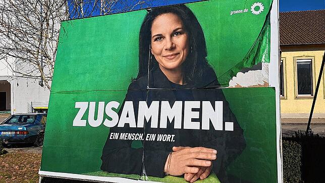 Ein großes Wahlplakat der Grünen mit Außenministerin Annalena Baerbock auf der Bahnhofstraße.