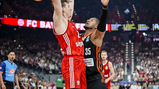 Der FC Bayern München um Justus Hollatz (l) und Ratiopharm Ulm mit Karim Jallow lieferten sich eine packende dritte Final-Partie.