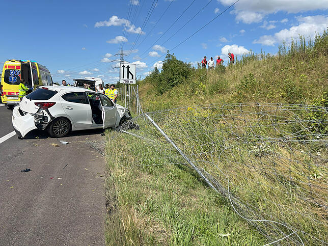 Ein Auto überschlägt sich auf der A1 bei Mägenwil (Kanton Aargau), südlich von Brugg.