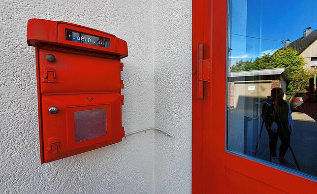 Früher konnte man den Sirenen-Alarm von Außen am Gebäude aktivieren. Wegen Missbrauch wurde die dünne Glasscheibe vor dem Schalter ...
