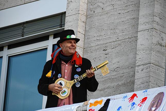 Da kann er noch Quatsch machen: OB Bernd Häusler spielt auf dem Rathausschlüssel Gitarre.