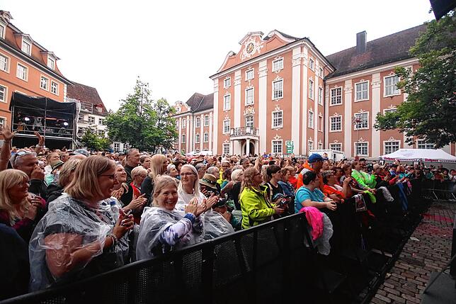Bild 9: 2200 Fans feiern mit Kerstin Ott auf dem Schlossplatz