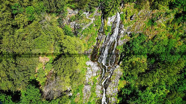Beliebtes Ausflugsziel sind die Todtnauer Wasserfälle, hier ein Archivbild aufgenommen von der 120 Meter hohen Hängebrücke über das Tal. ...