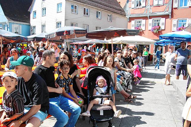 Bild 27: Am Sonntag strömen die Besucher nur so nach Meßkirch