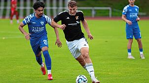 Wende eingeleitet: Nico Klein (rechts, gegen Pranav Thakur vom SV Weil) leitete beim 3:2-Sieg des SV 08 Laufenburg mit seinem Treffer ...