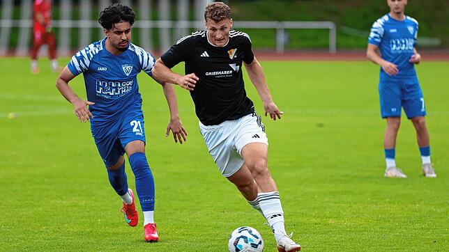 Wende eingeleitet: Nico Klein (rechts, gegen Pranav Thakur vom SV Weil) leitete beim 3:2-Sieg des SV 08 Laufenburg mit seinem Treffer ...