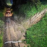 Einsatzkräfte arbeiten an den Gleisen nahe eines Erdrutsches. Bei dem Zugunglück im Kreis Biberach sind drei Menschen ums Leben gekommen.