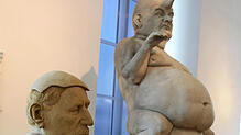 Zwei Skulpturen des Ensembles "Ausgrabungen", die Peter Lenk 2011 zusammen mit Tochter Miriam für Albstadt-Ebingen gestaltete. Vorne der ...