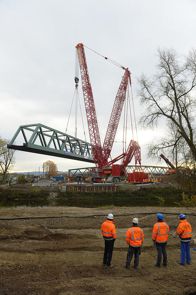 Bild 1: Die neue Eisenbahnbrücke ist da: So wurde das 560-Tonnen-Teil über der Argen platziert