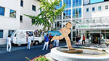 Das Helios-Spital in Überlingen feierte im vergangenen Jahr seinen 60. Geburtstag. Im Hintergrund der Eiswagen, der zu diesem Anlass ...