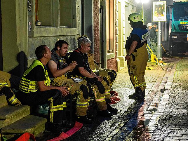 Bild 15: Die dritte Nacht des Konstanzer Großbrands: Immer wieder muss die Feuerwehr ran