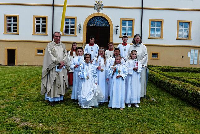 Sechs Kinder empfingen die Erste Heilige Kommunion in der Pfarrkirche St. Leodegar in Riedern am Wald. Von links: Justin Pfeifer, Sophia ...