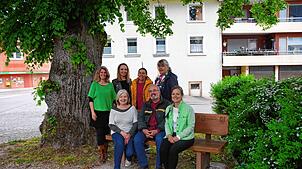Wollen der Bewertungskommission ihr Dorf vorstellen (von links, stehend): Kathrin Kern, Katharina Hoernstein, Carmen Schindler und ...