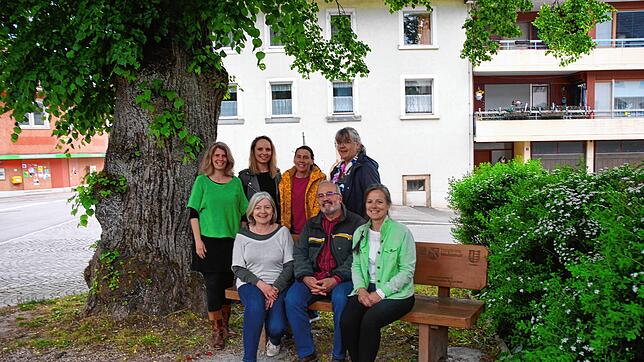 Wollen der Bewertungskommission ihr Dorf vorstellen (von links, stehend): Kathrin Kern, Katharina Hoernstein, Carmen Schindler und ...