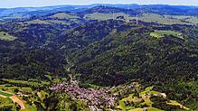 Vor neun Jahren entstanden die fünf Windräder am Rohrenkopf bei Gersbach (obere Reihe). Einige Jahre später baute die EnBW weitere drei ...