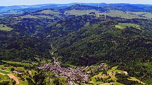 Vor neun Jahren entstanden die fünf Windräder am Rohrenkopf bei Gersbach (obere Reihe). Einige Jahre später baute die EnBW weitere drei ...