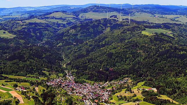Vor neun Jahren entstanden die fünf Windräder am Rohrenkopf bei Gersbach (obere Reihe). Einige Jahre später baute die EnBW weitere drei ...