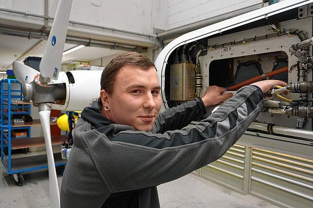 Luftfahrzeugtechniker Linus Dicomy an einem der sechs Motoren mit jeweils 200 PS, die den Zeppelin NT antreiben.